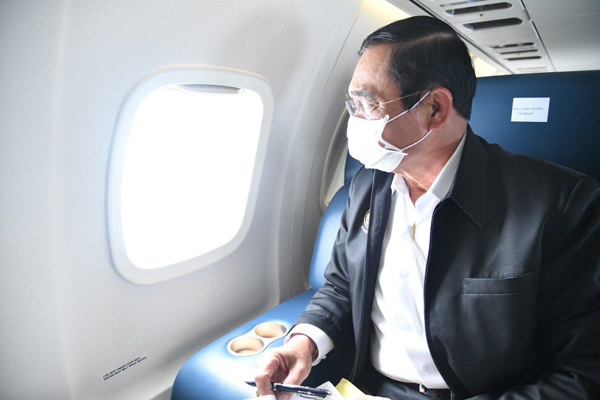 sirotek's tweet photo. สิระเทียบชั้นรัฐมนตรี อนาคตไกล ขึ้นเครื่องบินวีไอพีประกบสุริยะ ร่วมขบวนประยุทธ์-อนุพงษ์ ลงพื้นที่ดูน้ำท่วมสุโขทัย 3 ชั่วโมงก่อนบินกลับในวันอาทิตย์ที่ 26 หลังจากสุโขทัยน้ำท่วมตั้งแต่วันศุกร์ ขณะวันนี้ท่วมหนักโคราช-ลพบุรี-ชัยภูมิ-อุทัย-ตาก แต่ไม่มีรัฐมนตรีดูแล #น้ำท่วมลพบุรี https://t.co/oxwMELth3O