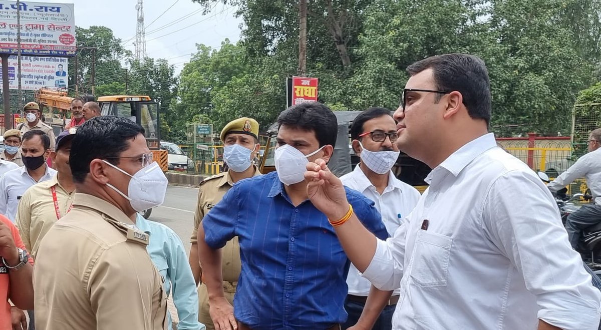 Jhansi_DM's tweet photo. *मेडिकल कॉलेज के सामने की अतिक्रमण हटाये जाने की कार्यवाही,
*बाहर से मेडिकल कॉलेज आने वाले वाहनों को पार्किंग मे असुविधा ना हो इसकी जानकारी पब्लिक ऐड्रेस सिस्टम मे दें,
*आईसीसीसी के माध्यम से होंगे वाहनों के चालान, वाहन चालक हेलमेट व बेल्ट का इस्तेमाल करते हुए नियमों का पालन करें https://t.co/EICKEQHlIt