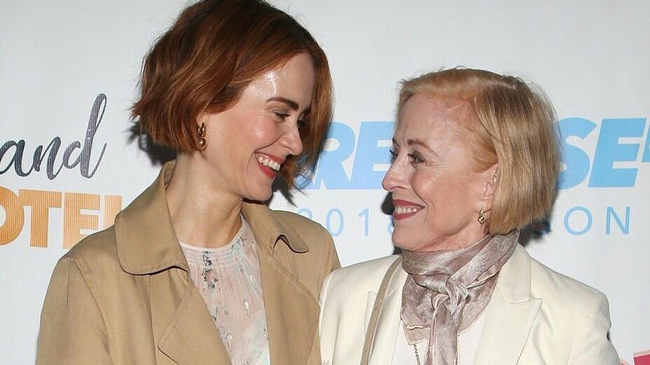PAULSONLEG4CY's tweet photo. holland taylor is always on the left side of sarah paulson. it’s the heart side https://t.co/iTqrGgW6YH