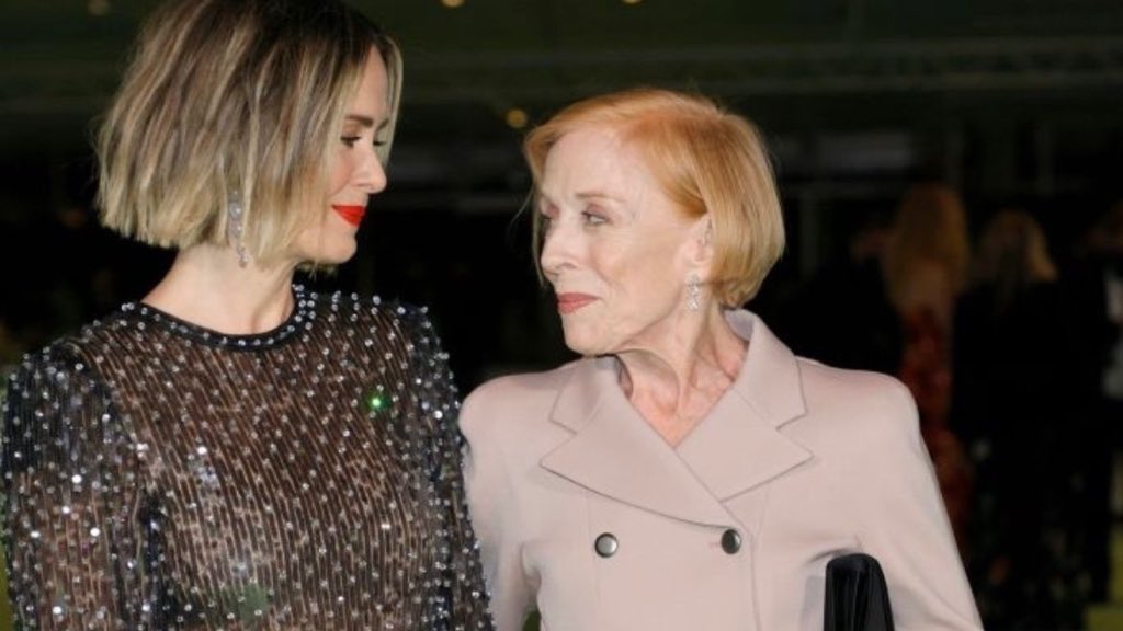 PAULSONLEG4CY's tweet photo. holland taylor is always on the left side of sarah paulson. it’s the heart side https://t.co/iTqrGgW6YH
