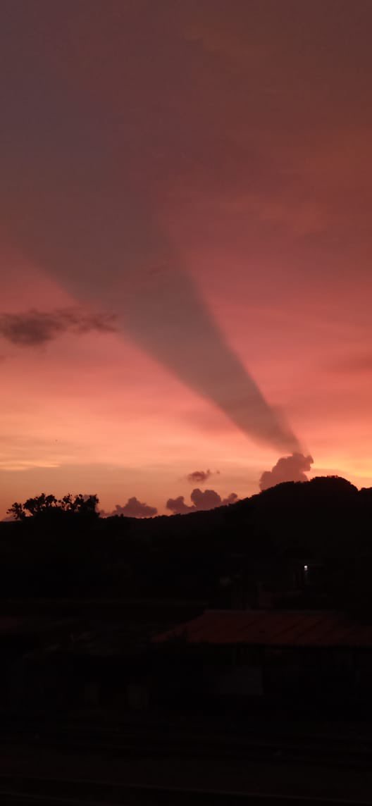 MeteoColima's tweet photo. @berthareynoso Nosotros recibimos este poema desde Manzanillo 🥰 https://t.co/hm60Crlczp