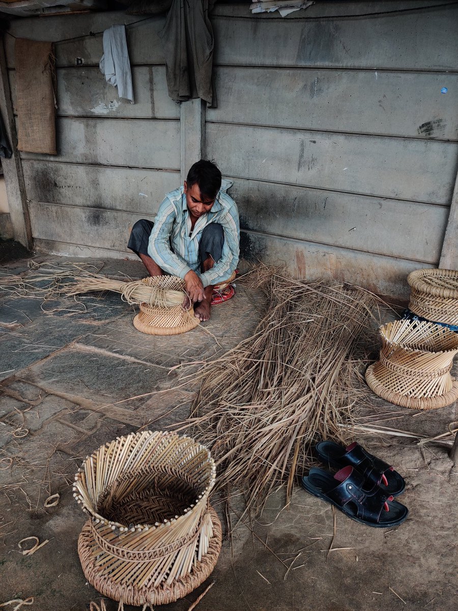 The artist 🙌✨

Health to their hands, they deserve so much more. One humble request: let's please refrain from haggling prices with the artisans.If we're capable to buy stuff from a brand by paying big bucks, we can definitely help people who need it more...Value their art!❤️