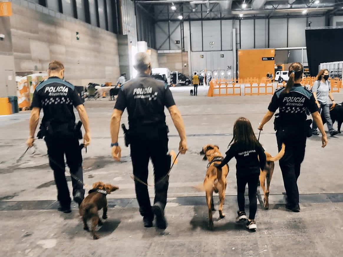 Alcobendas_Poli's tweet photo. Durante el fin de semana, nuestr@s Guías Caninos de la Policía Local de #Alcobendas han estado realizando una exhibición en la Feria del animal de compañía  @100X100mascota, celebrada en el @IFEMA de #Madrid, e invitados por la Organización.

#SomosParteDeTi #guiascaninos https://t.co/gVWcOXmAAg