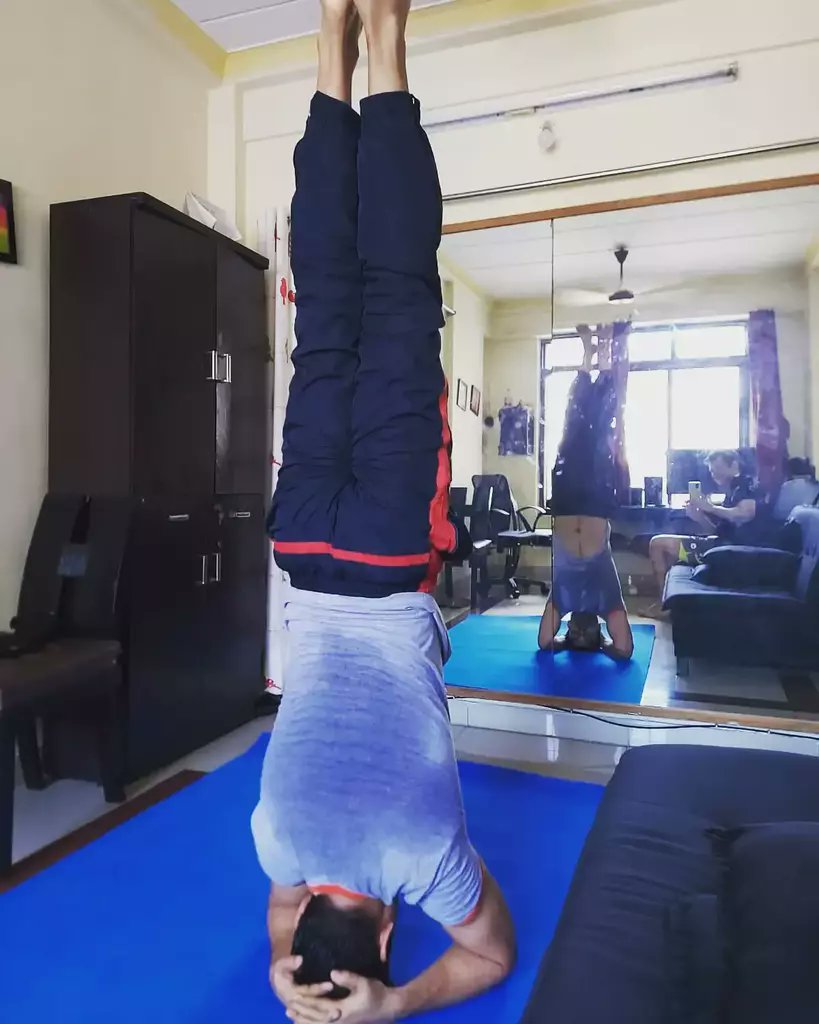 #Sheershasana n or #Headstand - the last exercise after doing 100 pull-ups of 3 different types, 24 #SuryaNamaskara, #Paschimottanasana, #Chakrasana and #Halasana. Optimum strength, flexibility and balance building workout regimen for today.
P.C. @sacred… https://t.co/PSOvs6GOE1 https://t.co/leXuCzvGTl