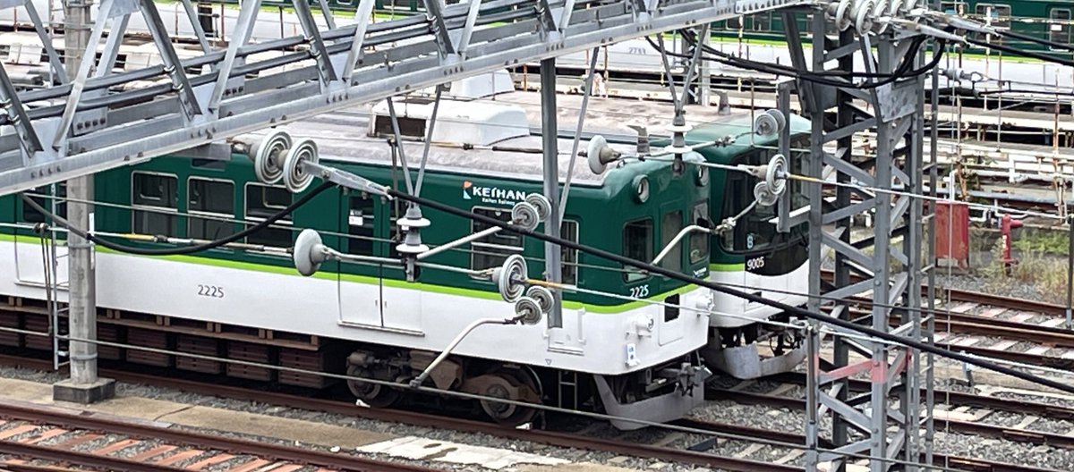22MWcb's tweet photo. 淀車庫にて、休車と言われていた2210f,2217f,2225f,2601f,2624fですが、これら全てに休車札がかけられている事が確認できました。
(1枚目の左から、2210f,2624f、2枚目2225f、3枚目2217f、4枚目2601f。画像では難しいですがしっかり確認できました。2枚目右の9005fと4枚目右の2632は通常通りです。) https://t.co/WZJIDCwjzP