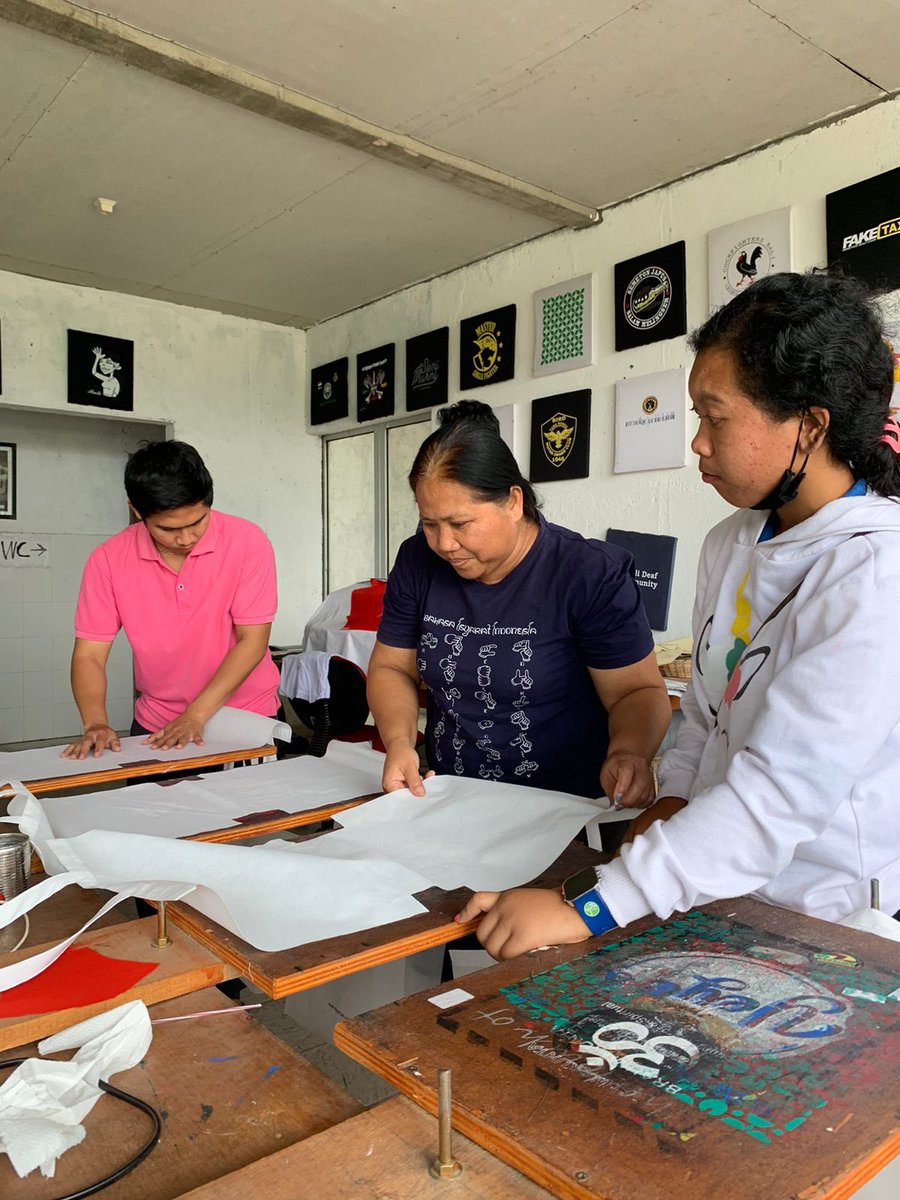 stichtingkolewa's tweet photo. Het wordt tijd voor deze 2 uit het #schoolproject door te stromen naar beroepsonderwijs in Catur (Bali) #leerkrachten beheersen #gebarentaal . Ze mochten een dagje mee, samen met ouders om #school en #internaat te bekijken. https://t.co/R137yGP47T #educatie #vakleren #doof #ngo https://t.co/0YHxB2wvjB