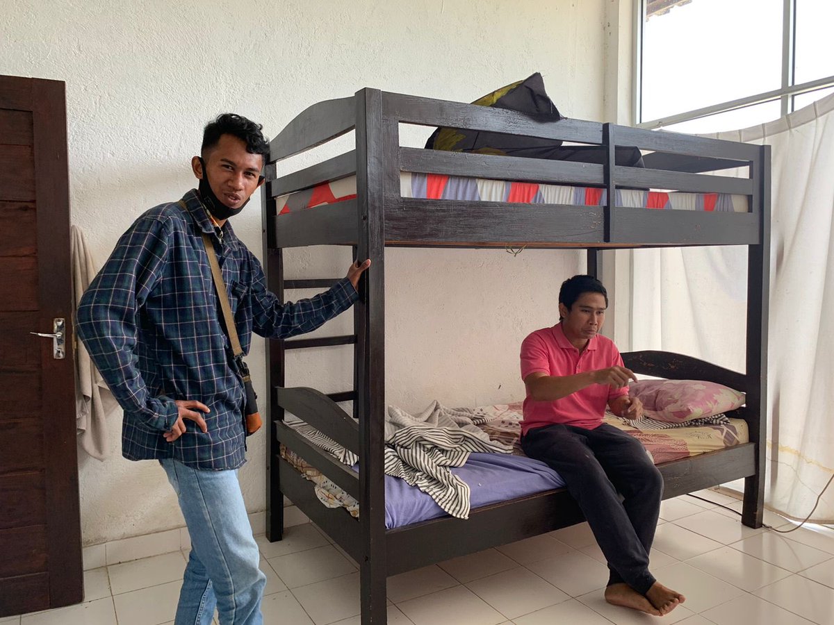 stichtingkolewa's tweet photo. Het wordt tijd voor deze 2 uit het #schoolproject door te stromen naar beroepsonderwijs in Catur (Bali) #leerkrachten beheersen #gebarentaal . Ze mochten een dagje mee, samen met ouders om #school en #internaat te bekijken. https://t.co/R137yGP47T #educatie #vakleren #doof #ngo https://t.co/0YHxB2wvjB
