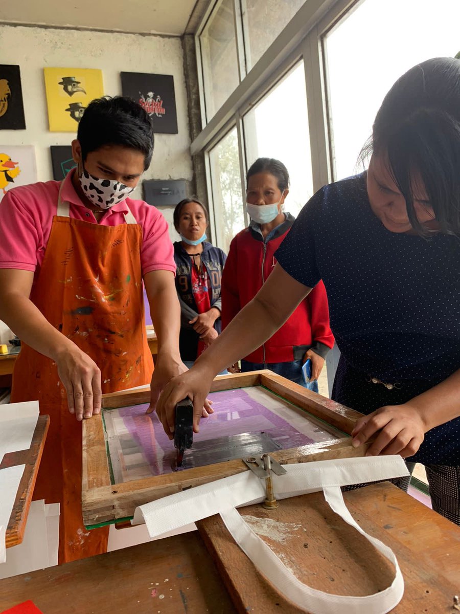 stichtingkolewa's tweet photo. Het wordt tijd voor deze 2 uit het #schoolproject door te stromen naar beroepsonderwijs in Catur (Bali) #leerkrachten beheersen #gebarentaal . Ze mochten een dagje mee, samen met ouders om #school en #internaat te bekijken. https://t.co/R137yGP47T #educatie #vakleren #doof #ngo https://t.co/0YHxB2wvjB