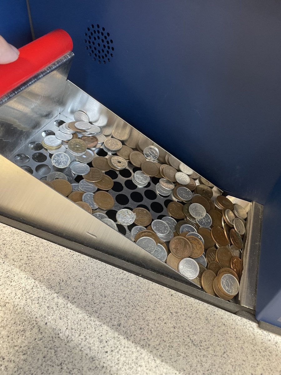 HAMER8264's tweet photo. 小銭貯金箱
これをこうしてこうだ！
2271円
近所のスーパーに小銭両替機があるのを最近知った。手数料10%がエグすぎる
#coinster https://t.co/9aLdIxecNa