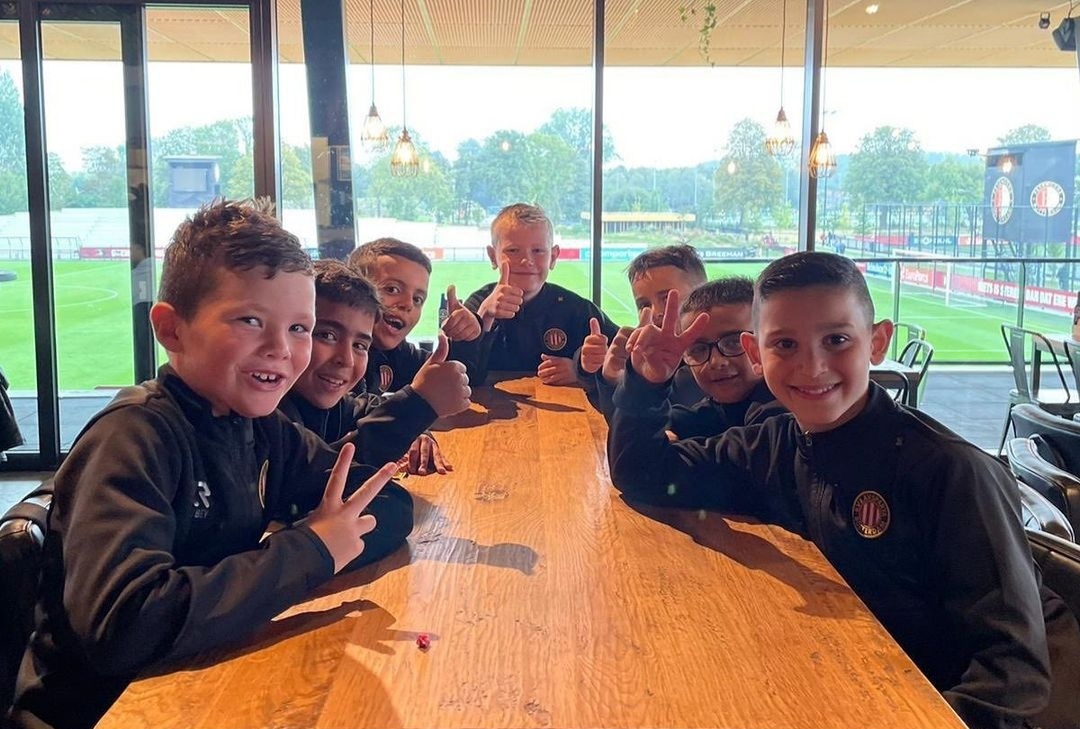 De toppers van R.V.&amp;A.V. Sparta 09-1 wisten gisteren met de veelzeggende cijfers 14-3 te winnen van Feyenoord BVO 09-1. Dat moest natuurlijk gevierd worden.