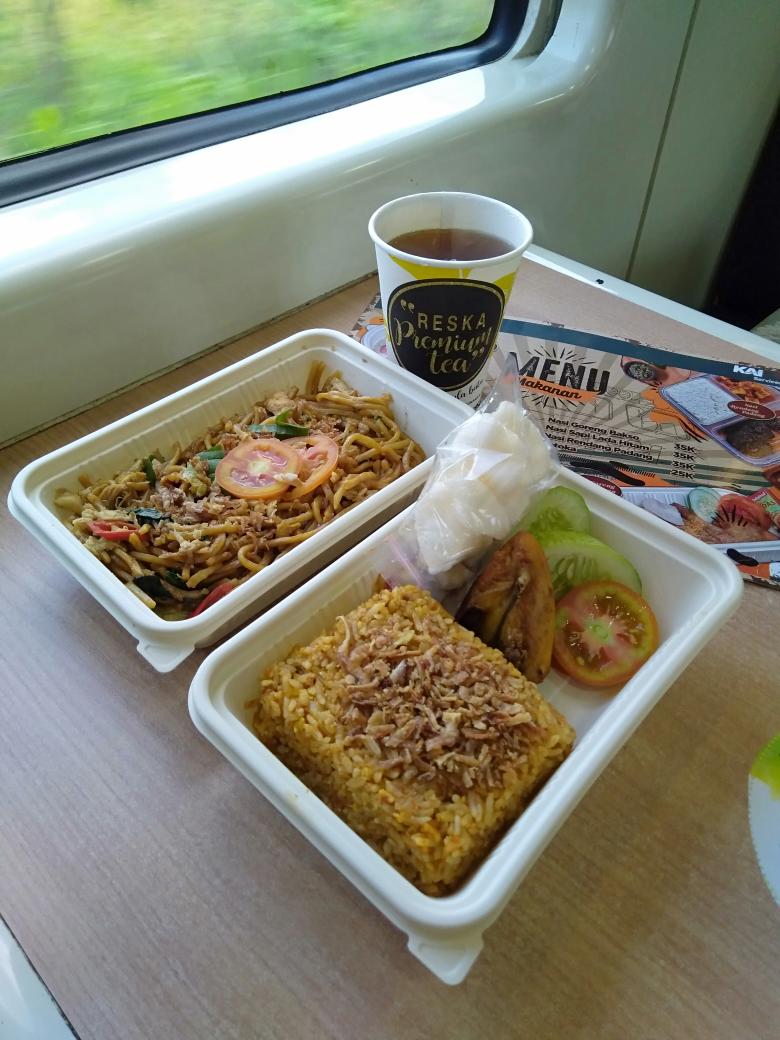 Negeri_Sendiri's tweet photo. Bisa pesan, langsung dimasak! 
Mi goreng Jawa, mi godhog, nasi goreng, ada sei sapi juga lho. 

#kai76 
#MelayaniLebihCepatDanLebihBaik
@KAI121 @keretscepqt I'm no https://t.co/P22lfOtJiN