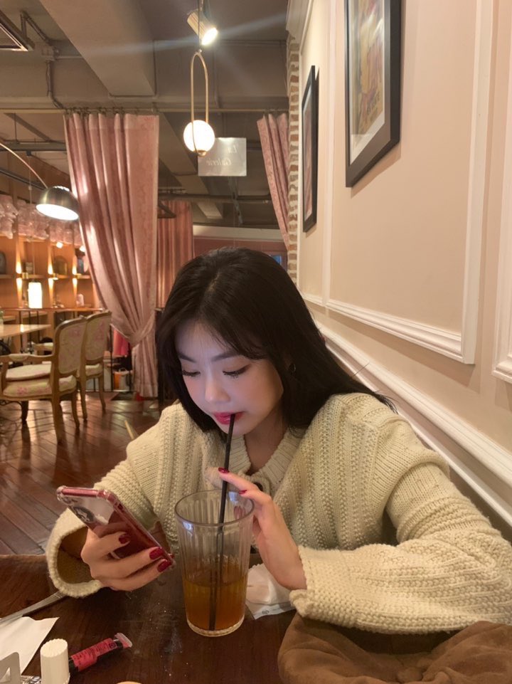 SOOJIN_TH's tweet photo. รูปที่ซูจินอัปใน Ucube ปีที่แล้วค่ะ 200926
ตอนนี้ซูจินจะสบายดีไหม จะกินข้าวรึยัง คิดถึงมากๆเลยนะ 🥺 https://t.co/PxLYqZmwks