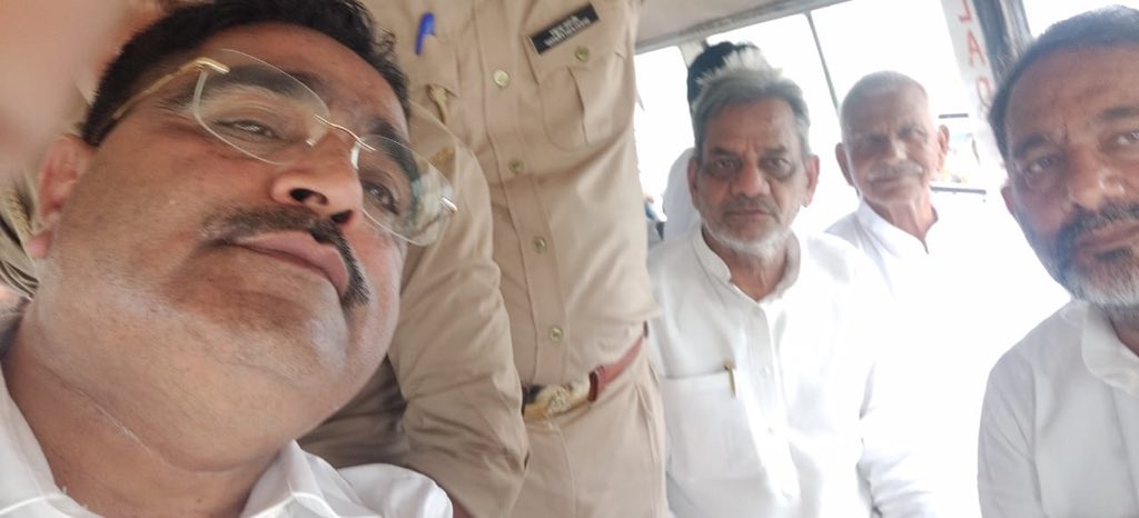 sanket_chandila's tweet photo. #तानाशाही ! आज की गुर्जर स्वाभिमान बचाओ महापंचायत स्थल तक हमारे नेताओ को जाने नहीं दिया जा रहा है ! राष्ट्रीय गुर्जर समन्वय समिति के अध्यक्ष श्री अंतराम तंवर जी, कार्यकारी अध्यक्ष बाबूजी रणबीर चंदीला, डॉ रूप सिंह जी एवं सपा नेता राजकुमार भाटी जी को पुलिस ने गिरफ्तार कर लिया है ! https://t.co/ljrb0ADmlo