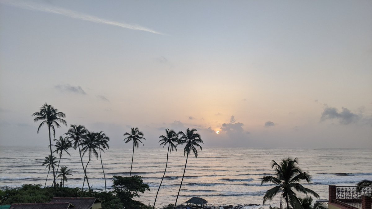 NafisaJoseph's tweet photo. Mesmerizing #Sunsets #OzranBeach #Goa #ViewfromRoom #HolidayDiaries #Wanderlust https://t.co/c23jUnpzKt