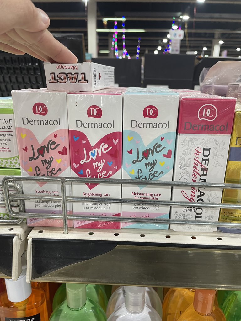 ExpediceZ101's tweet photo. Česká stopa v sudanskem AfroMall v Chartumu #dermacol . Stay tuned with us 🤟#postopachhanzelkyazikmunda https://t.co/EmhkkrdEny