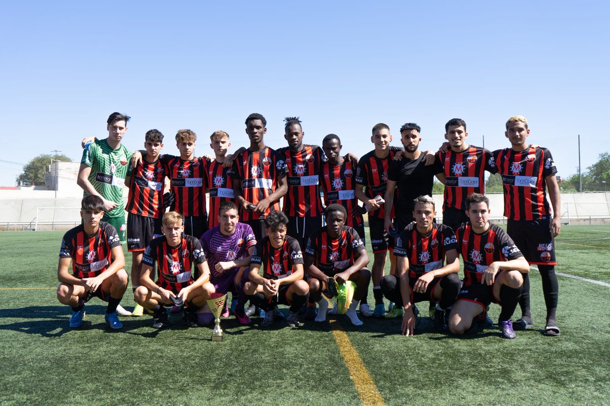 CFReusRN's tweet photo. Hoy primer partido de liga, domingo de futbol en Reus a las 12 horas en el municipal V (Barrio Montserrat) el @clubfutbolreus en homenaje al @cfreusdeportiu nunca olvidaremos, entrada gratuïta #fútbolpopular #campVreus #4aCat #forçareus https://t.co/RlSvAynTBB