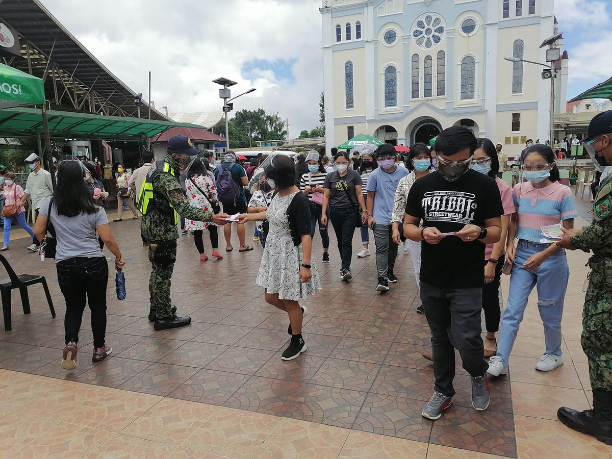 PNPBaguioStn7's tweet photo. #IECDistribution #PNPKakampiMoLabanSaCOVID19 #WeServeAndProtect #TeamPNP #StayHomeSaveLives #WeAreAllInThisTogether #BisitaKoAlagaKo #BaguioPulisPulisKoTo https://t.co/wdW0DQFKaI