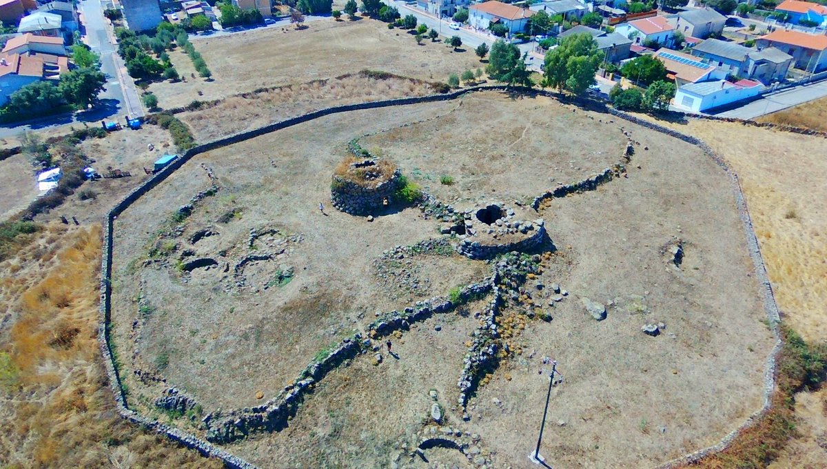 corsainsalita's tweet photo. Vi posso dare un'idea ? A Borore (NU) c'è un complesso archeologico davvero intrigante: due nuraghi distanti tra loro 500 anni nel tempo ma soli 10 metri nello spazio.
Ecco Duos Nuraghes
https://t.co/jQ9JX9TGMt https://t.co/9WuZ1jkoMq