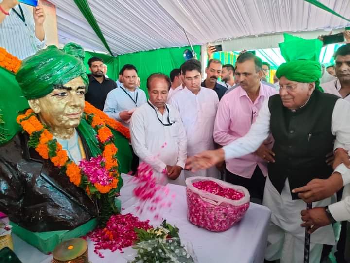 Naferathi's tweet photo. जननायक चौधरी देवीलाल जी के 108वें जन्मदिवस पर आयोजित 'सम्मान दिवस समारोह' को ऐतिहासिक एवं सफल बनाने के लिए आप सभी प्रदेशवासियों का हार्दिक आभार! https://t.co/s4hr7u58MO