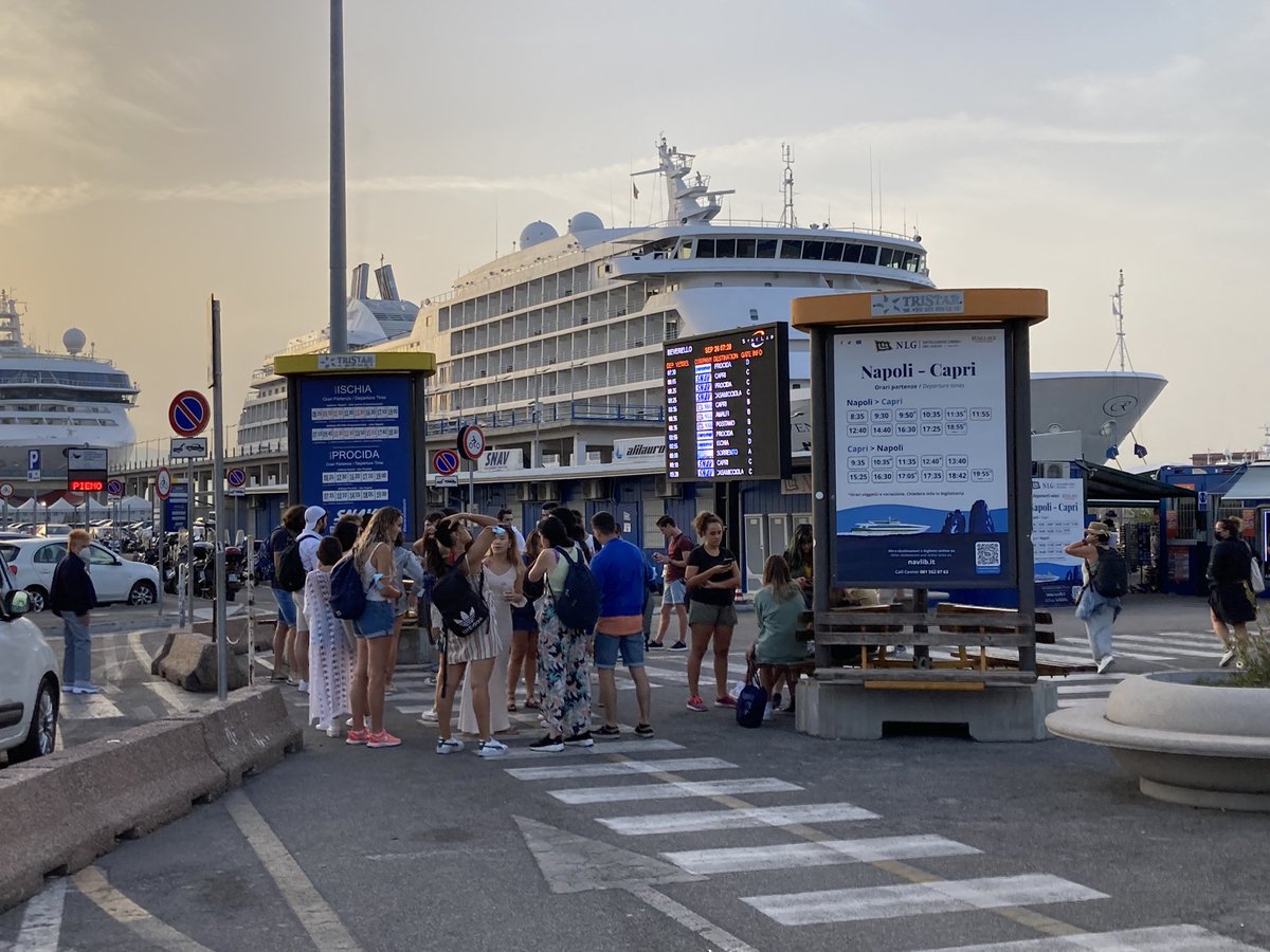 euro_tour's tweet image. ナポリ。
港へやって来ています
今日はアマルフィとポジターノへ、日帰りで行ってきます。(カプリ島経由)