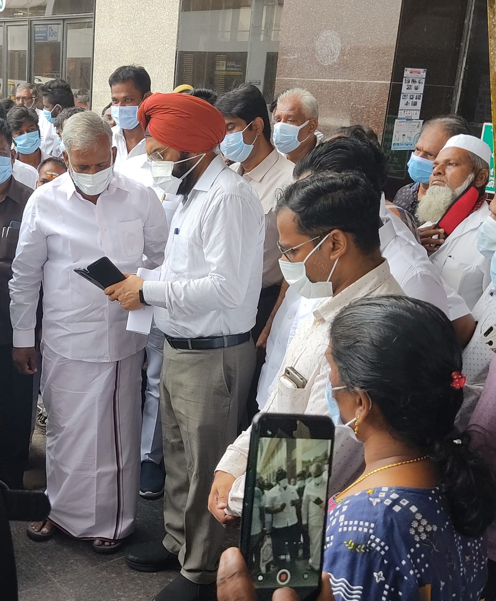 KrishnnaVijay's tweet photo. Happy to share that today we met #chennaicorporation  #commissioner @GSBediIAS at CMBT and demonstrated our product #InstaMask, an automatic mask vending machine.
Looking forward to place our product at many locations across #chennai and serve the people
@VijayMithiran https://t.co/MfS9QPc57l