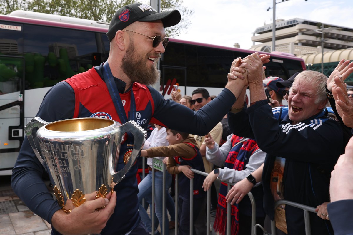 Making memories. 🏆

📸: mfcde.es/2ZCfK4Z

#GiveEmHell | #AFLGF