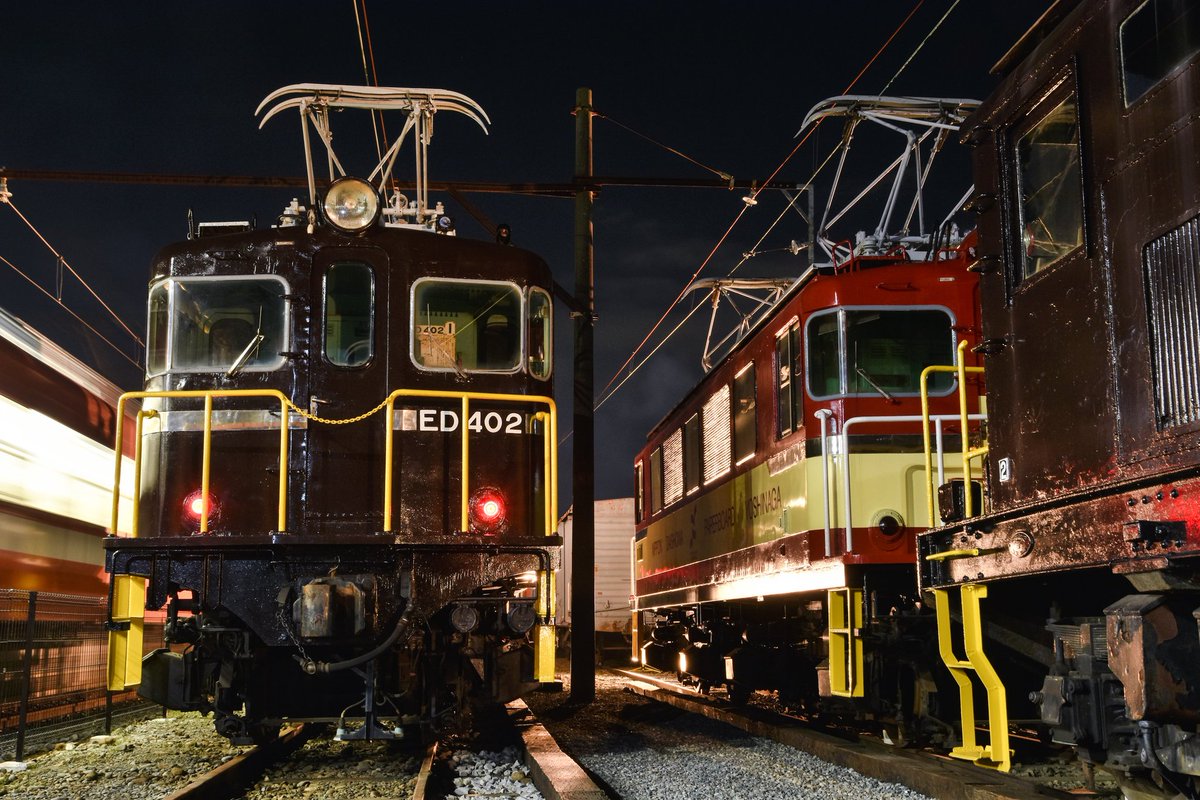negatarail's tweet photo. 昨日はいろいろなところで、鉄道関連の『エモい』撮影会がおこなわれていたようですが、こちらの撮影会もなかなか『エモかった』と思います。
#岳南電車
#がくてつ機関車ひろば
#ナイト撮影会
#ED402
#ED403
#なんちゃってテールライト https://t.co/zL2PzXjfYF