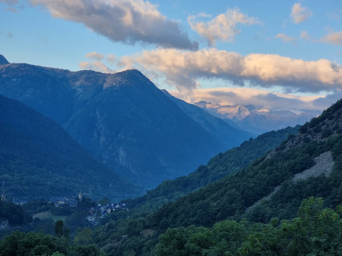 ricardrigall's tweet photo. Unha i l'Aneto, vistos des de Bagergue. #aneto #unha #bagergue #nautaran #valdaran #bicicleta #btt #mtb #tardor2021 https://t.co/uYeLmZ87D3