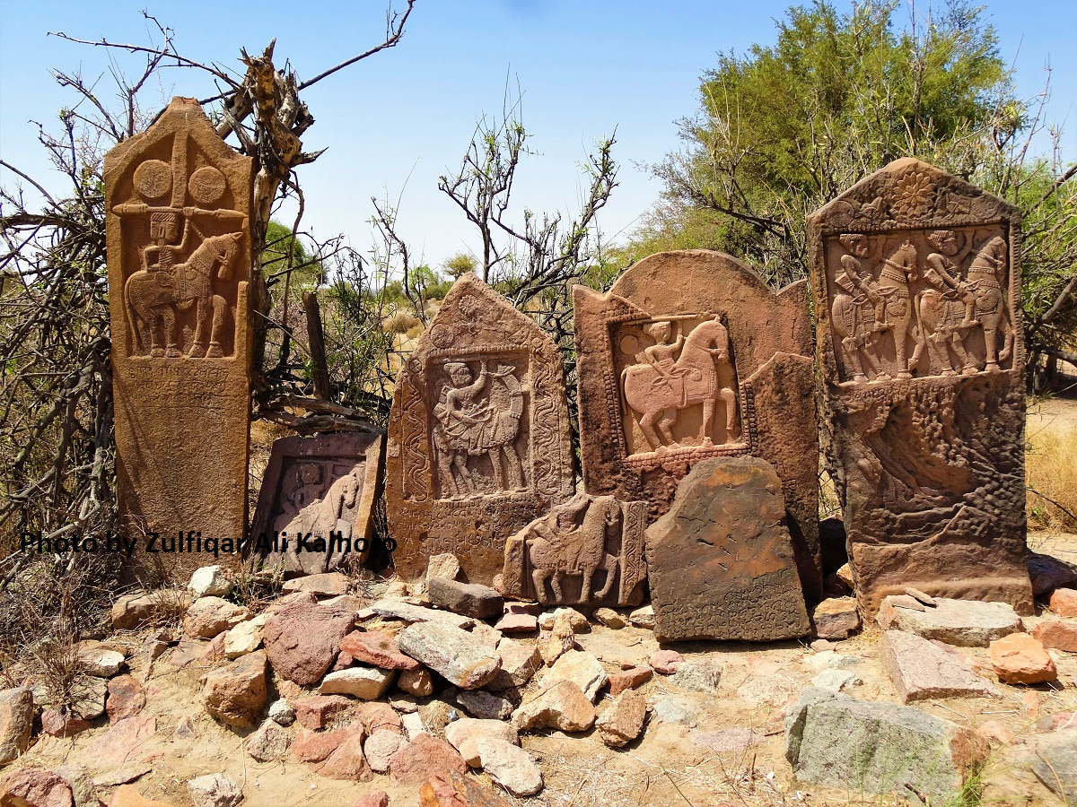 Kalhorozulfiqar's tweet photo. Memorial stones of the #Seendhal Rajputs at Old #Sabusan in #Nagarparkar, #Tharparkar district. #Sindh #heritage #History #artwork @manzoor_chandio @Sindhu_Sabhita @akhtarb1 @Peachtreespeaks @hemantsarin @maiopatti https://t.co/EE8qonvmng