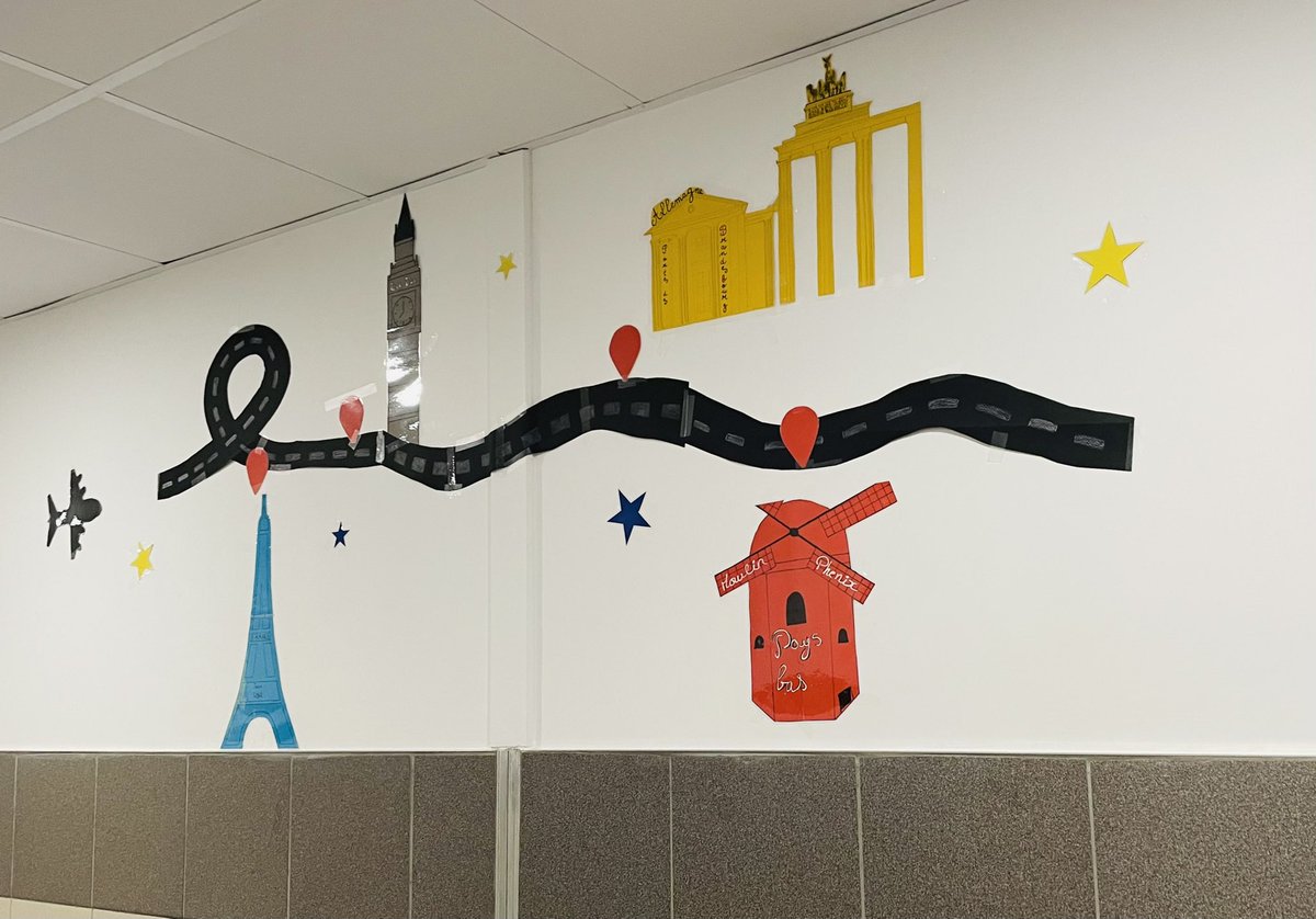 Nat45p's tweet photo. Le #collègeRenoir45 poursuit ses actions à l’occasion de la  #JournéeEuropéenneDesLangues avec des défis de virelangues multilingues, l’accueil par les enseignants en langue étrangère et un affichage qui invite à un voyage à travers l’Europe! 
#coEDL #20EDL @eTwinningFrance https://t.co/Rd2UNs6yEQ