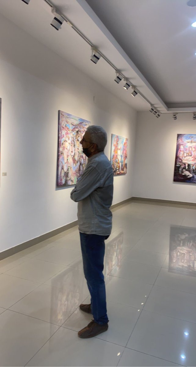 الفنان محمد الشهدي يتأمل احدا الأعمال