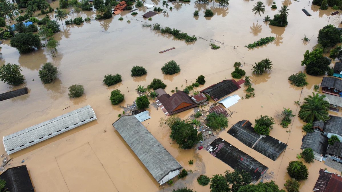 atgapn's tweet image. ทุกคนค่ะ เรารบกวนช่วยรีหน่อยนะคะ ล่าสุดตอนนี้คือ มิดอำเภอไปแล้ว ไร้วี่แหว่วว่าฝนจะหยุด คือตัวตอนนี้ข่าวก็เงียบ เพราะอำเภอนี้อยู่ในป่าในเขา เข้ายากออกยาก ไม่ค่อยมีใครรู้จัก ตอนนี้คือไม่มีวี่แววว่าน้ำจะลดเลยค่ะ ช่วยรีหน่อยนะคะ ขอบคุณมากๆค่ะ #น้ำท่วม #อินฟลูก็อปบ้าน