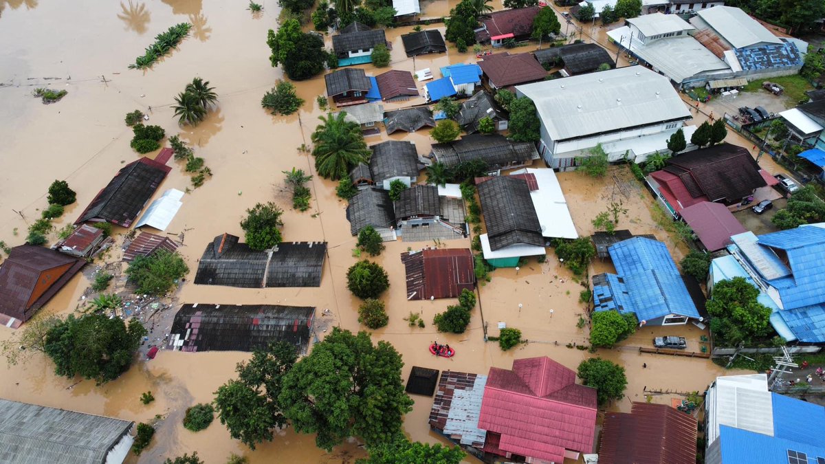 atgapn's tweet image. ทุกคนค่ะ เรารบกวนช่วยรีหน่อยนะคะ ล่าสุดตอนนี้คือ มิดอำเภอไปแล้ว ไร้วี่แหว่วว่าฝนจะหยุด คือตัวตอนนี้ข่าวก็เงียบ เพราะอำเภอนี้อยู่ในป่าในเขา เข้ายากออกยาก ไม่ค่อยมีใครรู้จัก ตอนนี้คือไม่มีวี่แววว่าน้ำจะลดเลยค่ะ ช่วยรีหน่อยนะคะ ขอบคุณมากๆค่ะ #น้ำท่วม #อินฟลูก็อปบ้าน