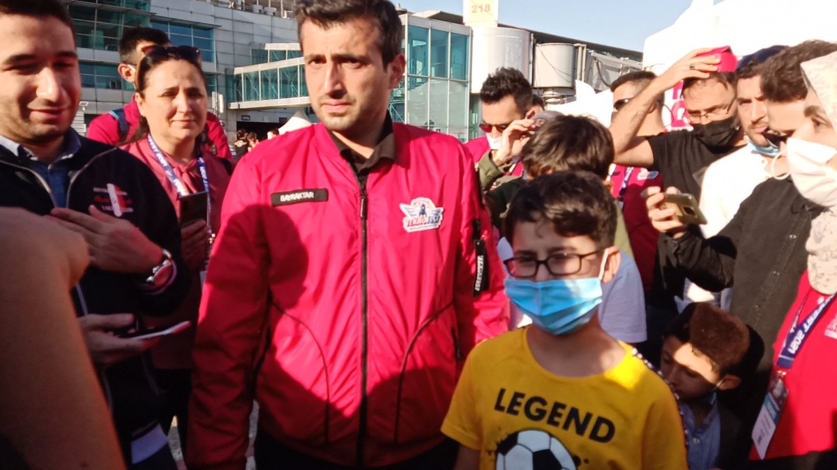 Vatann41's tweet photo. O kadar yoğun programın ardından tek tek herkesle ilgilenen ve nereden geldiğini soran @Selcuk vallahi sen başka bişeysin.

Oğluma dün anlattım, şimdi farkında değilsin ama ilerde kiminle resim çektirdiğini çok daha iyi anlayacaksın.
#TEKNOFEST2021 muhteşemdi. https://t.co/MAacrhayoz