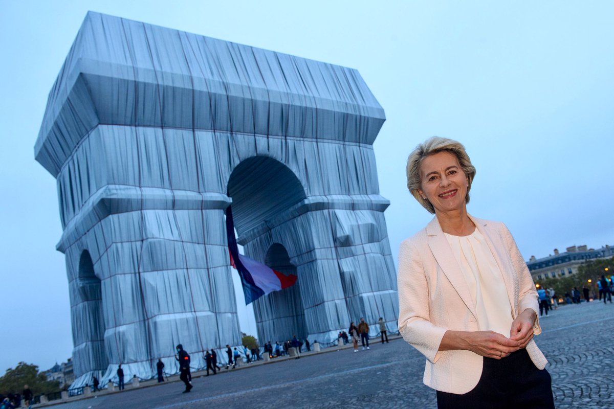 🇫🇷 Je suis ravie d’avoir pu voir l’œuvre de Christo et Jeanne-Claude à l’Arc de Triomphe lors de mon passage à Paris. 

Grandiose!