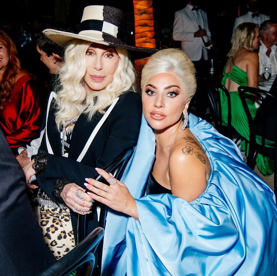 LGS_Oficial's tweet photo. Lady Gaga con Cher esta noche en la gala de inauguración del Museo de la Academia del Cine de Los Ángeles. https://t.co/eK9PLhZE8x