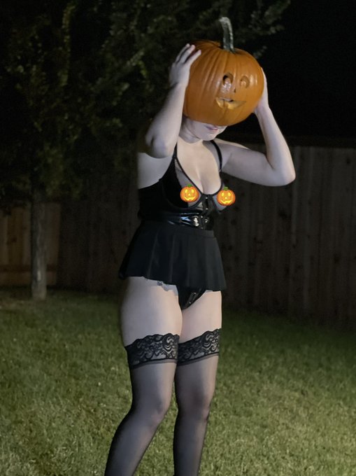 Tried to do a sexy pumpkin head photo shoot&hellip; the pumpkin was too shallow. Only covered half my face 😭