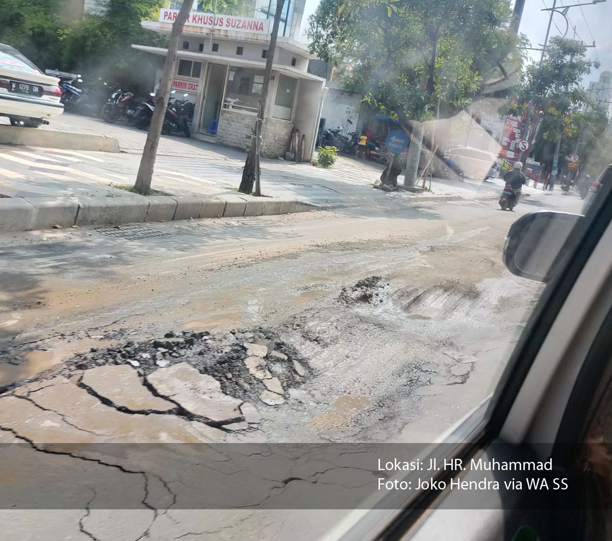 e100ss's tweet photo. 13.58: Waspada, Kawan. Ada jalan ambles di HR.Muhammad, tepatnya di lajur kiri atau depan Suzana Baby Shop. Jalanan yang bergelombang cukup membahayakan pengguna jalan.(odp-ft) https://t.co/ujqBhC1ad0