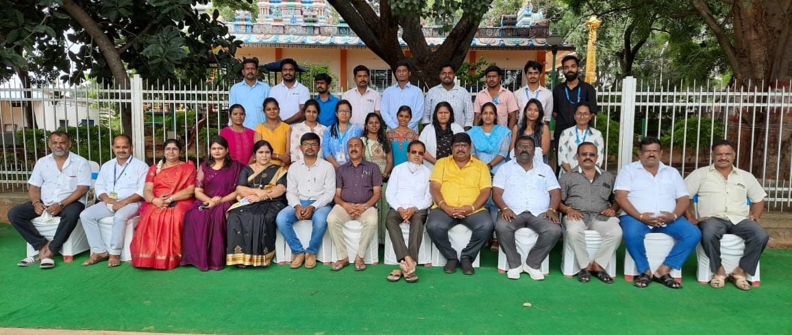 ಉತ್ತರಹಳ್ಳಿ ವಾರ್ಡ್ ನ ಕೋವಿಡ್ ವಾರಿಯರ್ಸ್ ಗಳಿಗೆ  ಅಭಿನಂದನಾ ಕಾರ್ಯ ಕ್ರಮದಲ್ಲಿ  ಶ್ರೀ ಕೃಷ್ಣಪ್ಪ ರವರು ಮಾನ್ಯ ಶಾಸಕರು ಬೆಂಗಳೂರು ದಕ್ಷಿಣ ವಿಧಾನಸಭಾ ಕ್ಷೇತ್ರ . ಹಾಗೂ ಶ್ರೀ ಹನುಮಂತಯ  ರವರು ಮಾನ್ಯ ಬಿಬಿಎಂಪಿ ನಿಕಟ ಪೂರ್ವ ಸದಸ್ಯರು ಹಾಜರಿದ್ದರು.