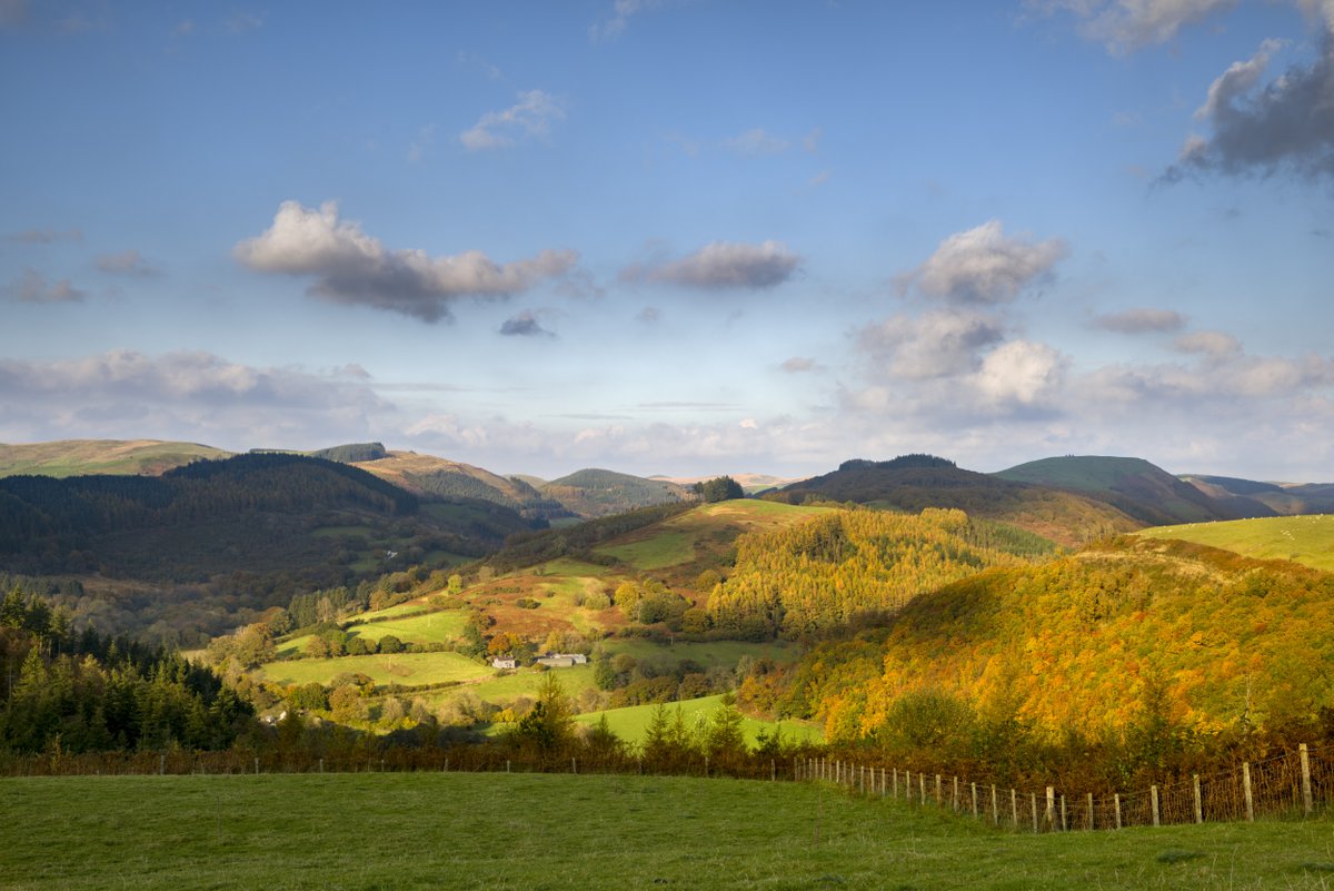 nationaltrust's tweet image. On @OSleisure #GetOutsideDay, we’ve some suggestions for being kind to the environment, yourself and others.

♻ Pick up any litter you find and take it home.
🎶 Listen to the birds and let their song relax you.
🗨 Say hello to the people you pass. You’ll brighten their day.
