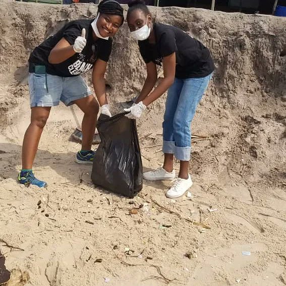 ShenjobiO's tweet photo. Ridding our waters of plastics and rubbish to enable our fishes thrive #Volunteers#beachcleanup#servicetohumanity#preservingthewaterborne#myownlittlecontributiontotheworld. Thumbs up to @acinigeria, @sterlingonefoundation, @givingng, @getbigi https://t.co/CHaTHaqtBh