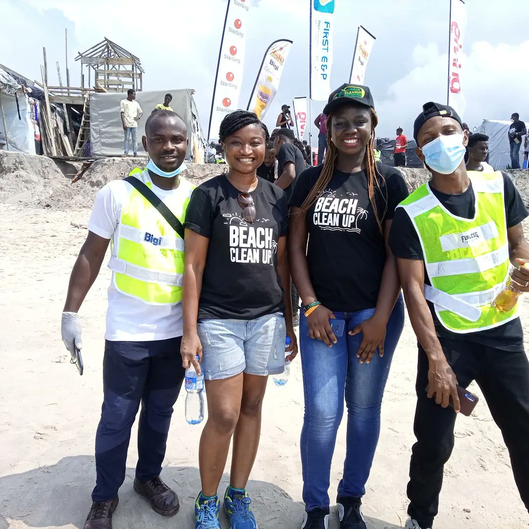 ShenjobiO's tweet photo. Ridding our waters of plastics and rubbish to enable our fishes thrive #Volunteers#beachcleanup#servicetohumanity#preservingthewaterborne#myownlittlecontributiontotheworld. Thumbs up to @acinigeria, @sterlingonefoundation, @givingng, @getbigi https://t.co/CHaTHaqtBh