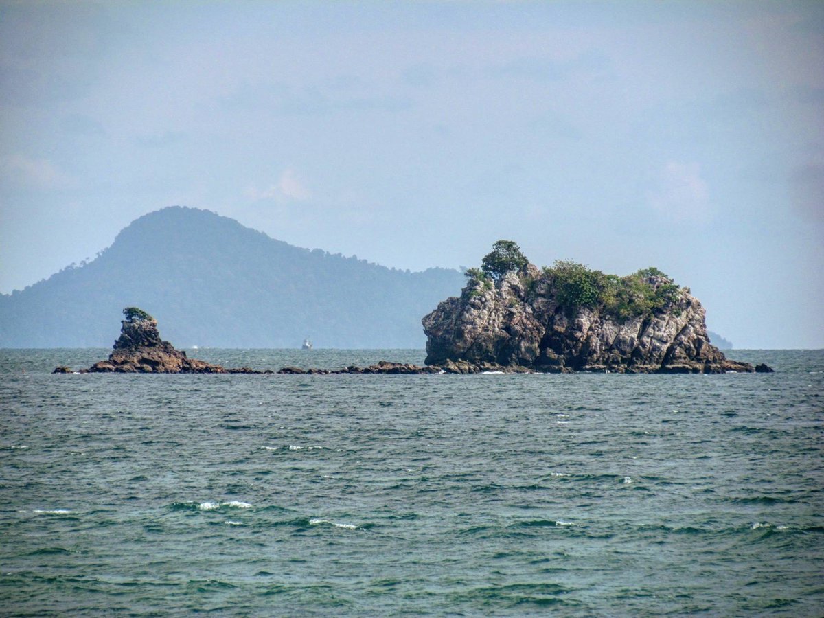 FPphayam's tweet photo. 🇬🇧 The Cliffs of Long Beach
🇹🇭 กองหินหน้าอ่าวใหญ่
#flowerpowervillage #flowerpowerguesthouse #ฟลาวเวอร์พาวเวอร์วิลเลจ #aowyai #อ่าวใหญ #kohphayam #เกาะพยาม #ranong #ระนอง #thailand #ประเทศไทย #ไทยแลนด์ #thai #kohlife #paradise #สวรรค์ #thaiisland #andaman #อันดามัน https://t.co/uf7116yhvJ