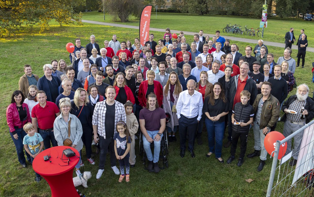 Gestern Abend noch gemeinsamer Wahlkampfabschluss mit unserem Direktkandidaten <a href="/OlafScholz/">Olaf Scholz</a> #SPD Heute auf ins Wahllokal! Sagt allen Bescheid! Für eine Zukunft mit Zuversicht. #ScholzPacktDasAn #btw21