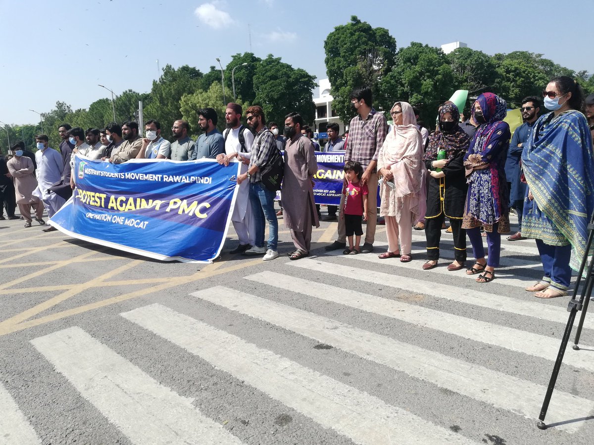MSM_ISLAMABAD's tweet photo. Parents of MDCAT aspirants are protesting under the banner of @MSMPakistan_
Lead by @IrfaanYousaf
#MdcatStudentsAtDChowk
@YahyaBilal92  @BeSyed_ https://t.co/x2z7bBIW1T