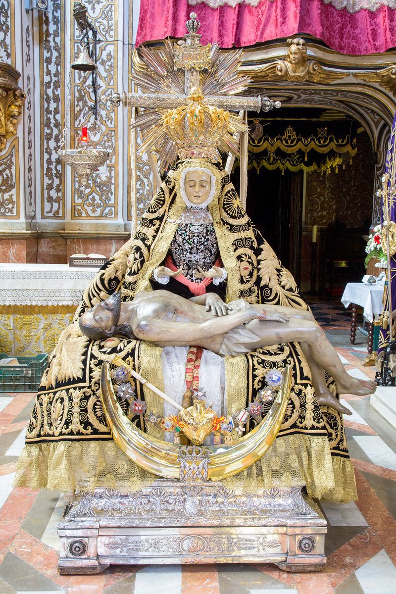 Eveperez67's tweet photo. Feliz Día de la No salida procesional de Nuestra Patrona. Esta tarde estará expuesta en su puerta para que los fieles la veamos. Sed cautos o le faltará manto para protegernos #FelizDomingo. Y para los no creyentes #FelizDia y #Respetad @AngustiasGr #Granada https://t.co/oCcx8WqtE3
