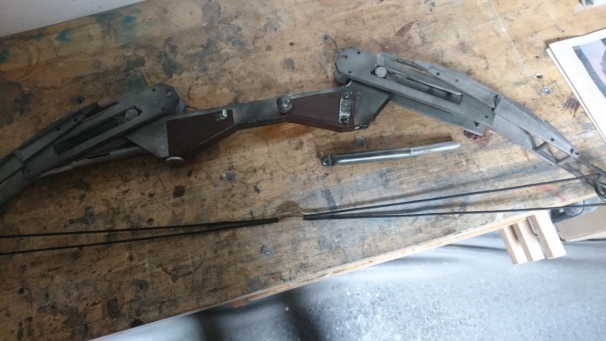 Line_Anakin's tweet photo. Votre Lady (Wife) Garrett vous annonce que.. Le craft de l’arc de mon Garrett avance plutôt bien ! Je suis satisfaite du résultat pour l’instant ! 😍🏹 #thief #arc #craft #cosplay #monGarrett #mylove #LadyGarrett #eidosmontreal #SquareEnix https://t.co/l2JaSzvVME