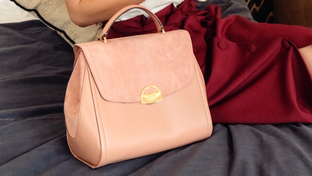 Que du love 💕

Pour tous les amoureux des beaux sacs à main, nous vous souhaitons un Paname Oxymore nude 🌸

#ashoka_veganbag #ashokaparis #vegan #Paname #sacvegan #appleskin #crueltyfree  #sacamain #sacamainvegan #petaapproved #marignanparis