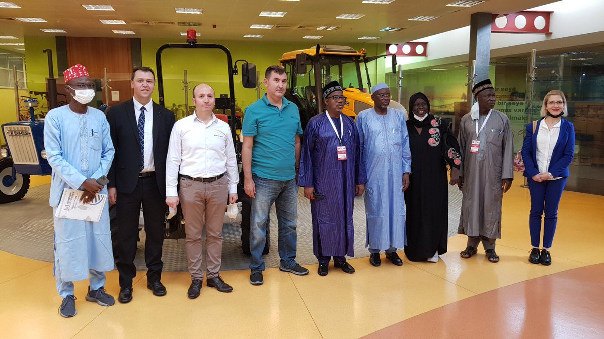 HattatTraktor's tweet photo. 🇹🇷🇳🇬 Nijerya heyeti fabrikamızı ziyaret etti, Genel Müdürümüz Sn.Tunç DOĞAN, Genel Müdür Yardımcımız Sn.Veysel KOÇER ve İhracat Müdürümüz Sn.Onur TÜNEL eşliğinde tesislerimizi gezdiler.
.
#hattattraktör #hattattractor #nigeria #hattat https://t.co/JyDvRGE8oa