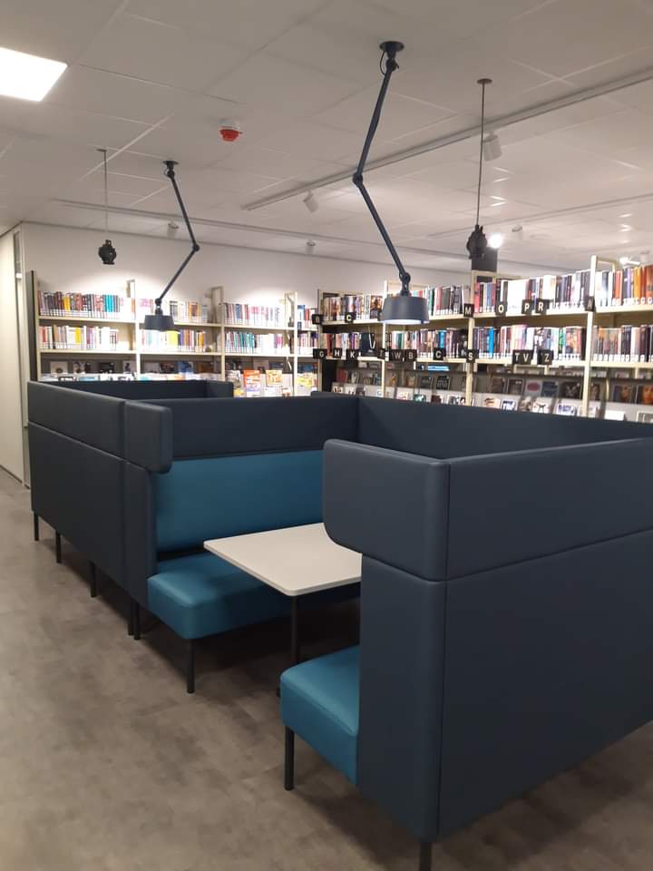 TheoPeeters5's tweet photo. Gisteren bij de officiële opening van de geheel vernieuwde @Theek5 #bibliotheek in #Rijen geweest. 
De inwoners van Rijen beschikken nu over een prachtige bibliotheek in Cultureel centrum De Boodschap. 
#leren #lezen #ontmoeten https://t.co/89yOgmtgoM